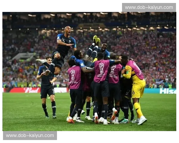 红色巅峰的终极对话:当广州恒大遇见拜仁慕尼黑,那场关于时代的足球狂想曲 红色巅峰的终极对话:当广州恒大遇见拜仁慕尼黑,那场关于时代的足球狂想曲